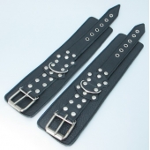 Чёрные кожаные оковы с клепками - БДСМ Арсенал - купить с доставкой в Мытищах