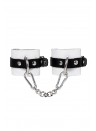 Бело-черные кожаные наручники с одним ремешком с люверсами - Pecado - купить с доставкой в Мытищах