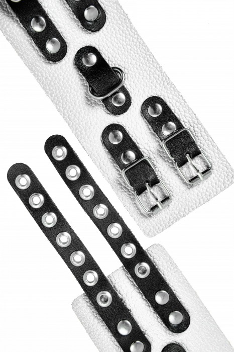 Бело-черные наручники с двумя ремешками и люверсами - Pecado - купить с доставкой в Мытищах